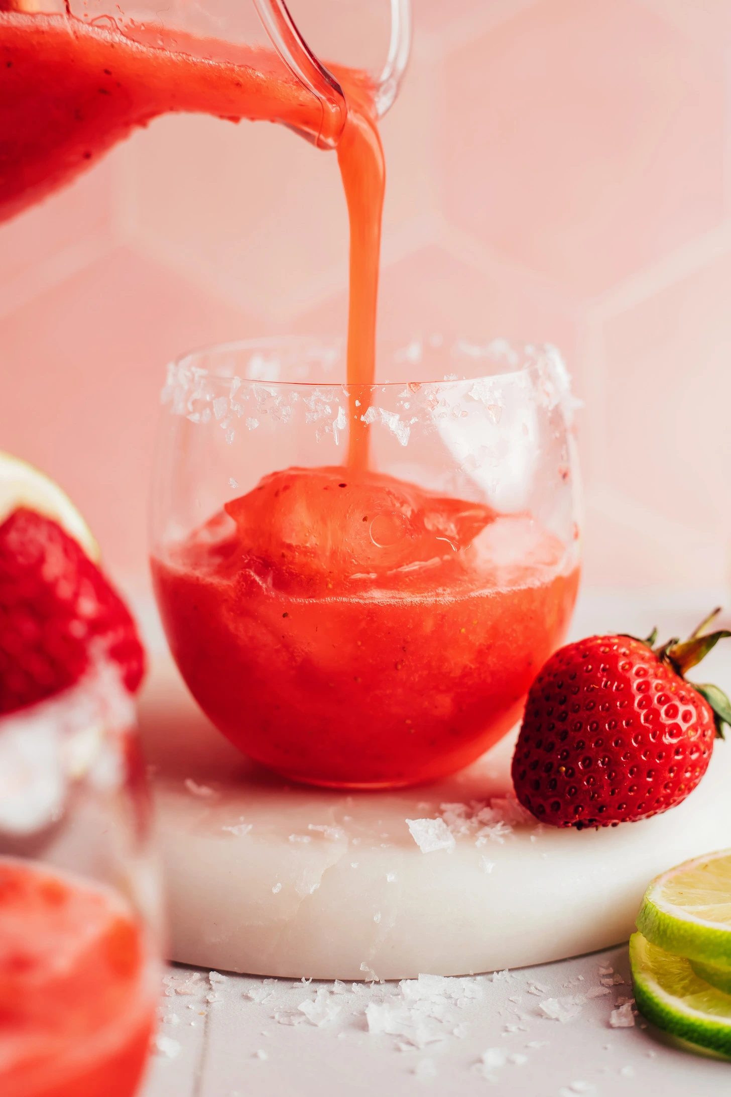 Truskawkowa margarita wlewana do szklanki