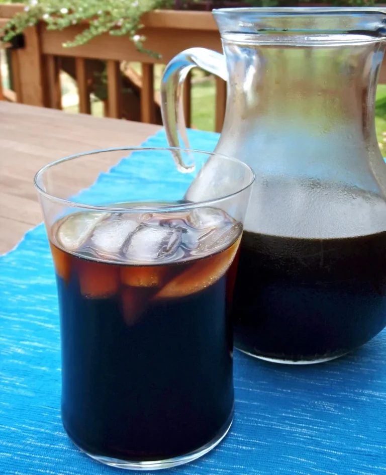 Dzbanek i szklanka z kawą i lodem. Cold brew