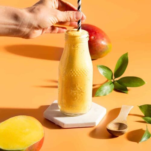 Mango Lassi w butelce ze słomką