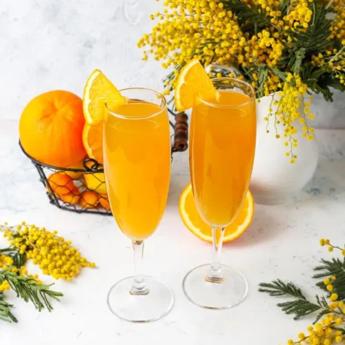 Mocktail Mimosa w wysokich kieliszkach