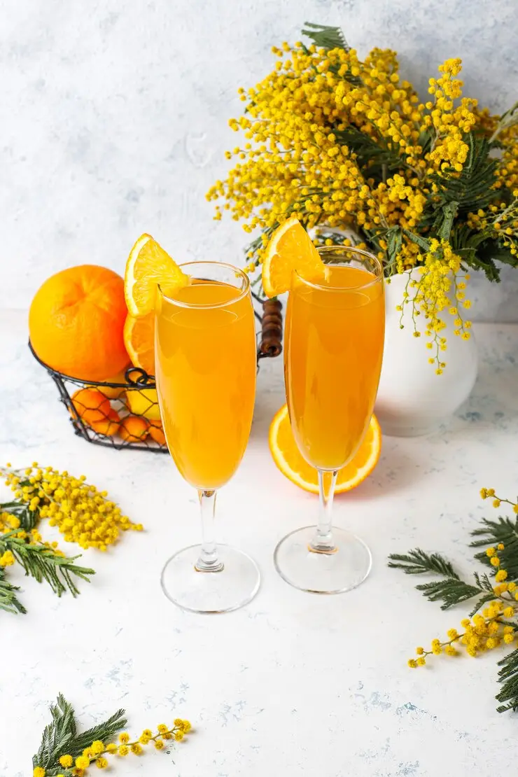 Mocktail Mimosa w wysokich kieliszkach
